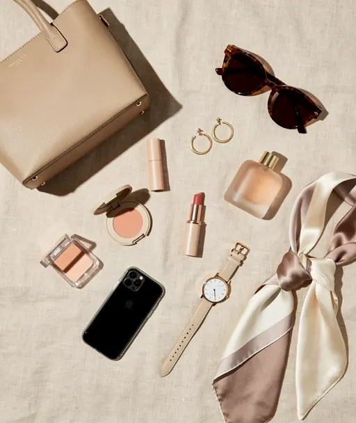 mains préparant des aliments sur un plan de travail en cuisine avec lumière naturelle